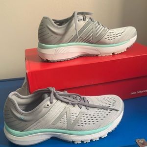 BRAND NEW New Balance 860 running shoes